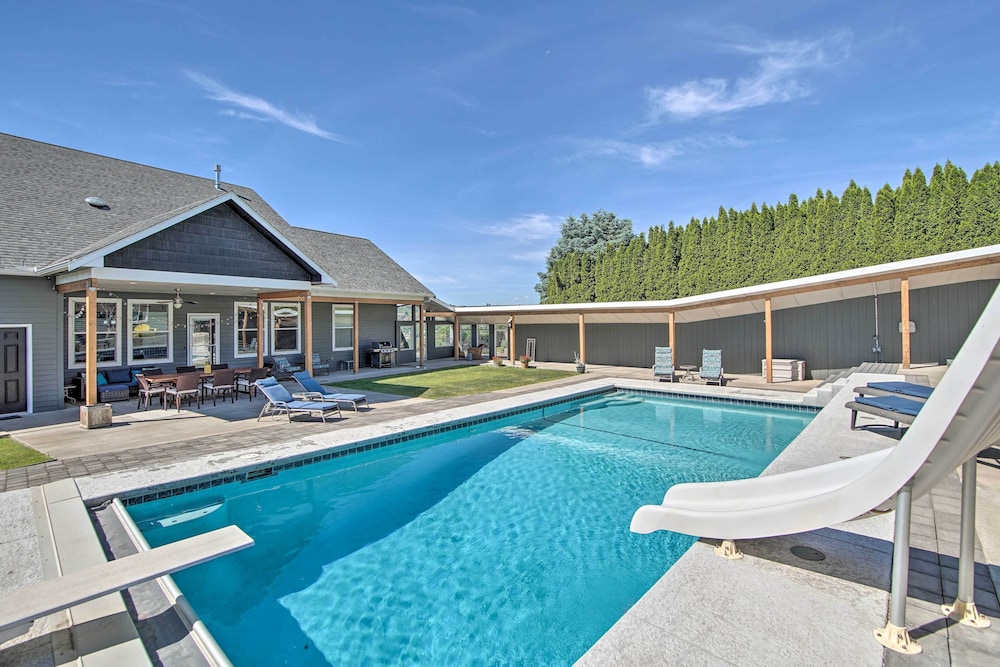 Hot Tub And Seasonal Pool Remarkable Yakima Getaway — Yakima