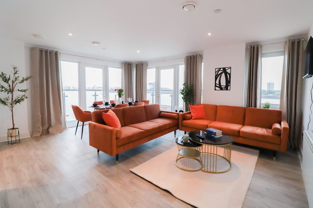 Spacious and Sunny Flat l River Balcony View — 4-Star Luxury Hotel in London, United Kingdom