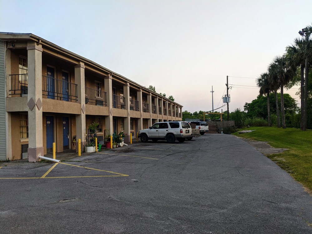 Lake Houma Inn - photo 31