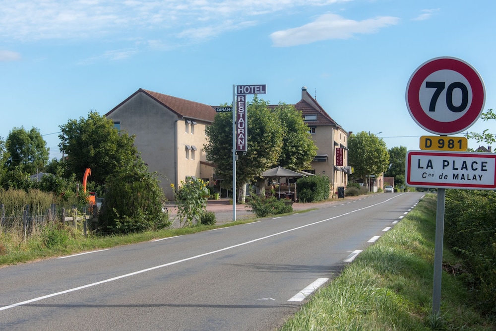 Ho Tel Restaurant De La Place pet-friendly hotel Malay-Le-Grand