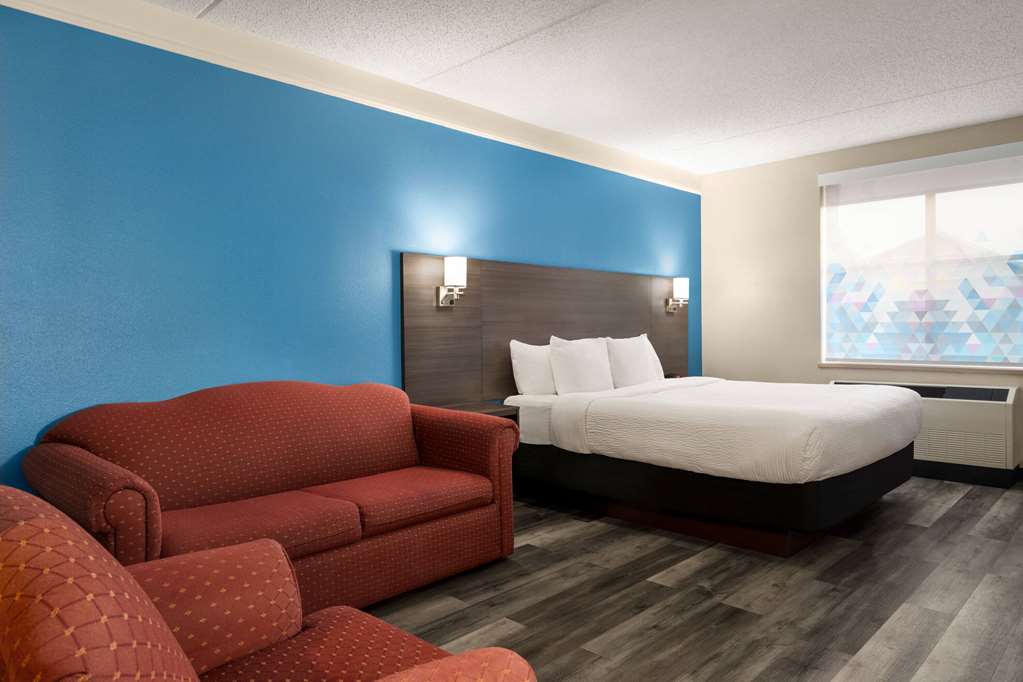 La Quinta Inn & Suites by Wyndham Madison American Center - photo 11