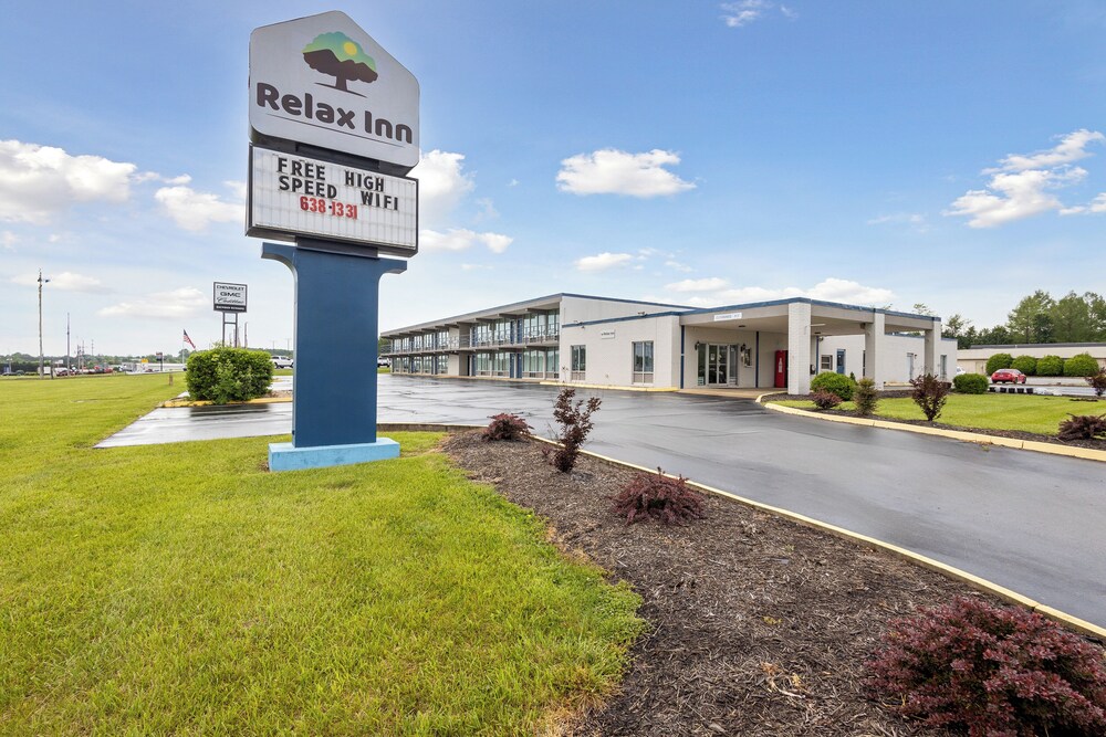 Relax inn by OYO Greeneville Near Hwy US 321 — hotel in Greeneville