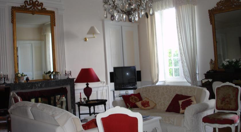 Le Logis Des Tours — 4-Star Luxury Hotel in Villefagnan, France