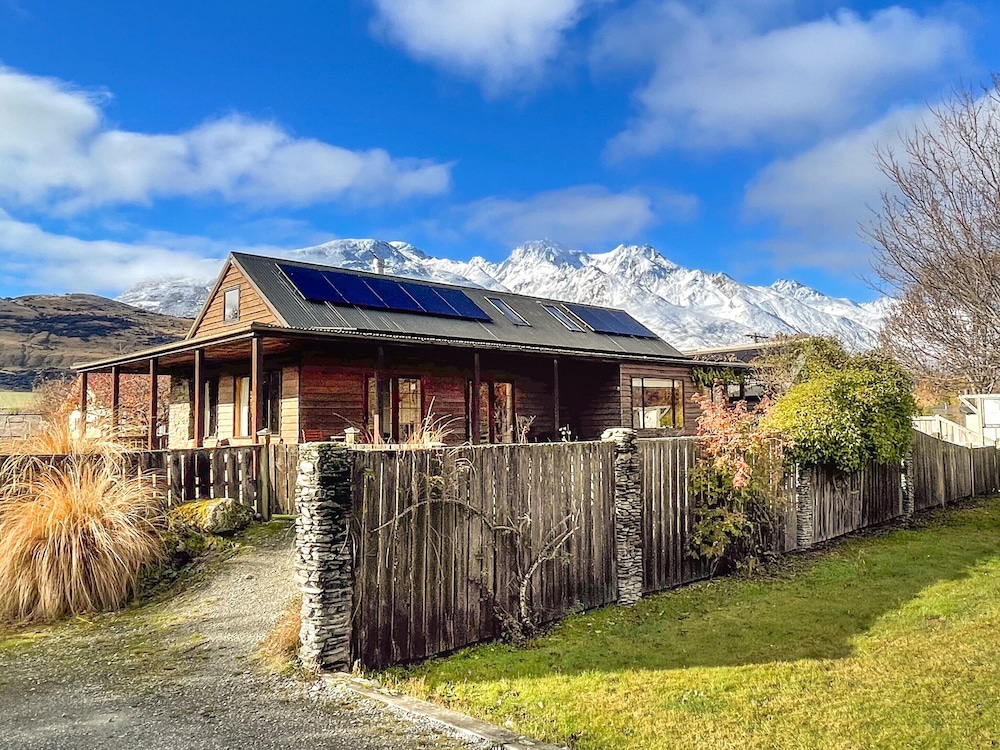 Glenorchy Lake House — 4-Star Luxury Hotel in Queenstown, New Zealand