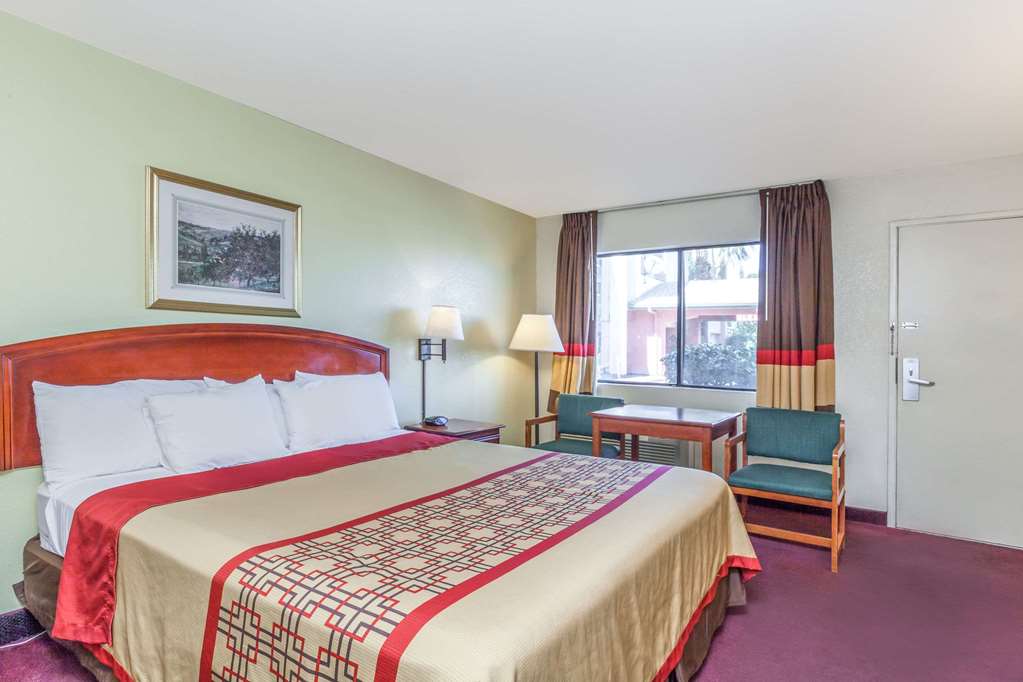 Super 8 by Wyndham Bakersfield Central - photo 8