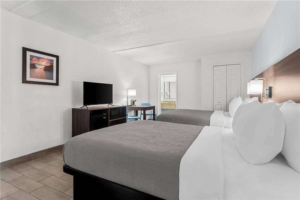 Quality Inn & Suites at Tropicana Field - photo 32