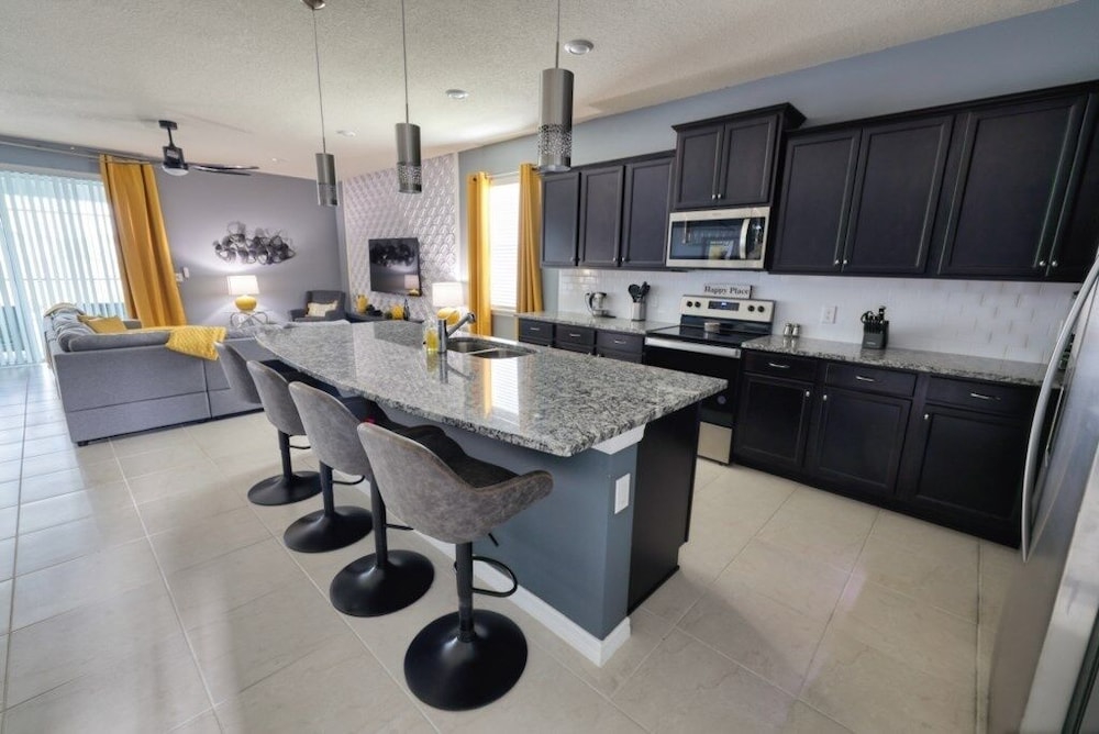 8 Bed Themed Windsor Island Resort Holiday Home 8 Bedroom Home by Redawning - photo 30