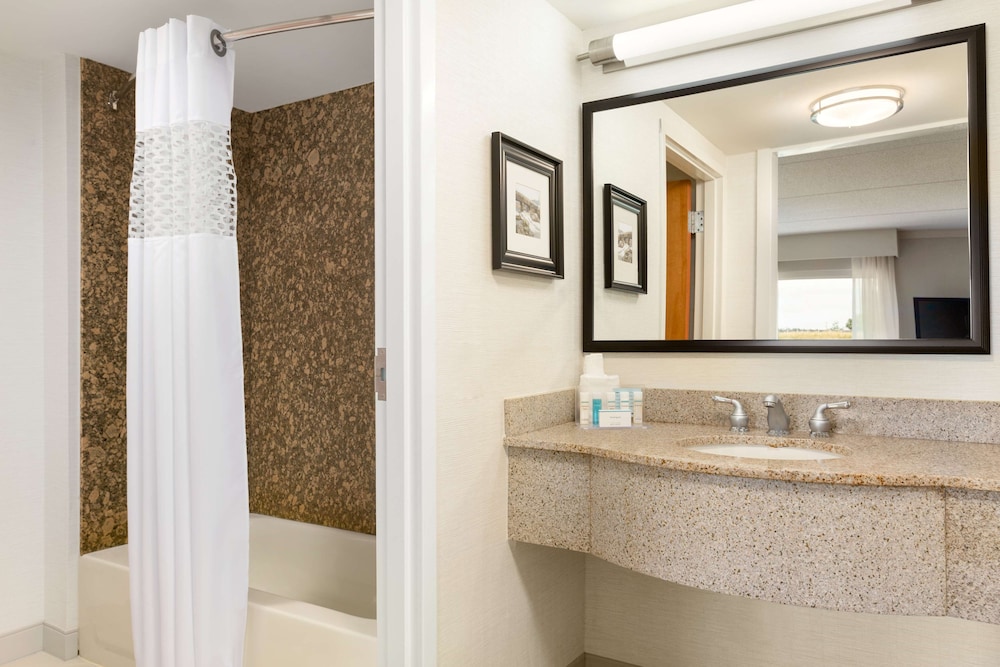 Hampton Inn & Suites Manchester Bedford - photo 15