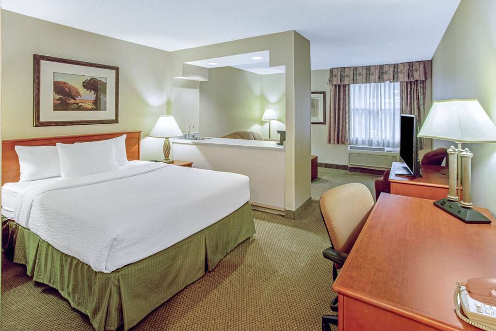 La Quinta Inn & Suites by Wyndham Appleton College Avenue - photo 7