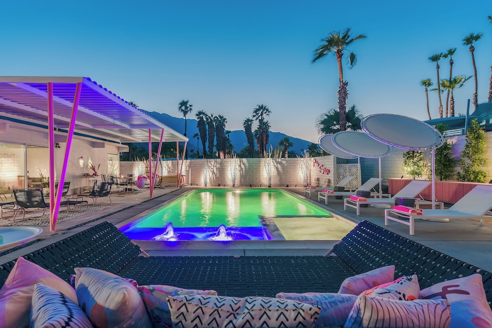 Alexander Flat - carbon neutral hotel in Palm Springs