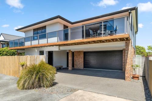 Sparkling Ocean Views Papamoa Holiday House — 4-Star Luxury Hotel in Tauranga, New Zealand