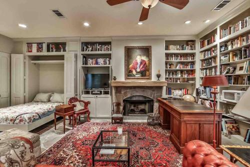Artist's Library with a Private Swimming Pool — 4-Star Luxury Hotel in Houston, United States