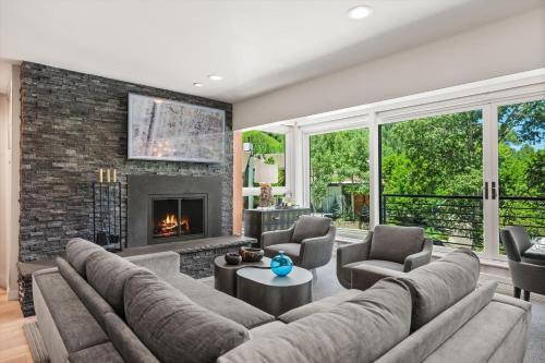 Durant Unit D4 Spacious Modern Condo with Great Views Excellent Location 2 Blocks to Ski Slopes — 4-Star Luxury Hotel in Aspen, United States