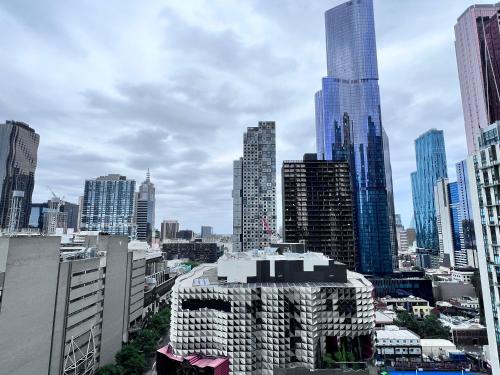 MelbCBD Central NYE Fireworks large 3BR2BTH GymPool — 4-Star Luxury Hotel in Melbourne, Australia