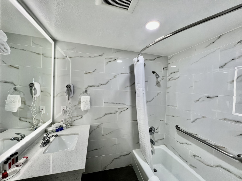 Aura Inn Monterey - photo 94