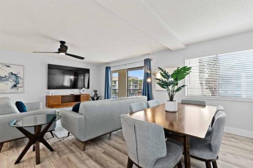 Beachfront resort Heated Pool 3King beds 85in TV BBQ — hotel in Saint Augustine Beach