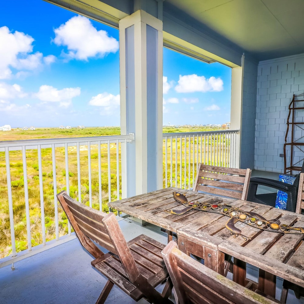 Resort Living on the Bay 2 bed 2 Bath Gorgeous Views Heated Infinity Pool Beach Access Galveston - photo 2