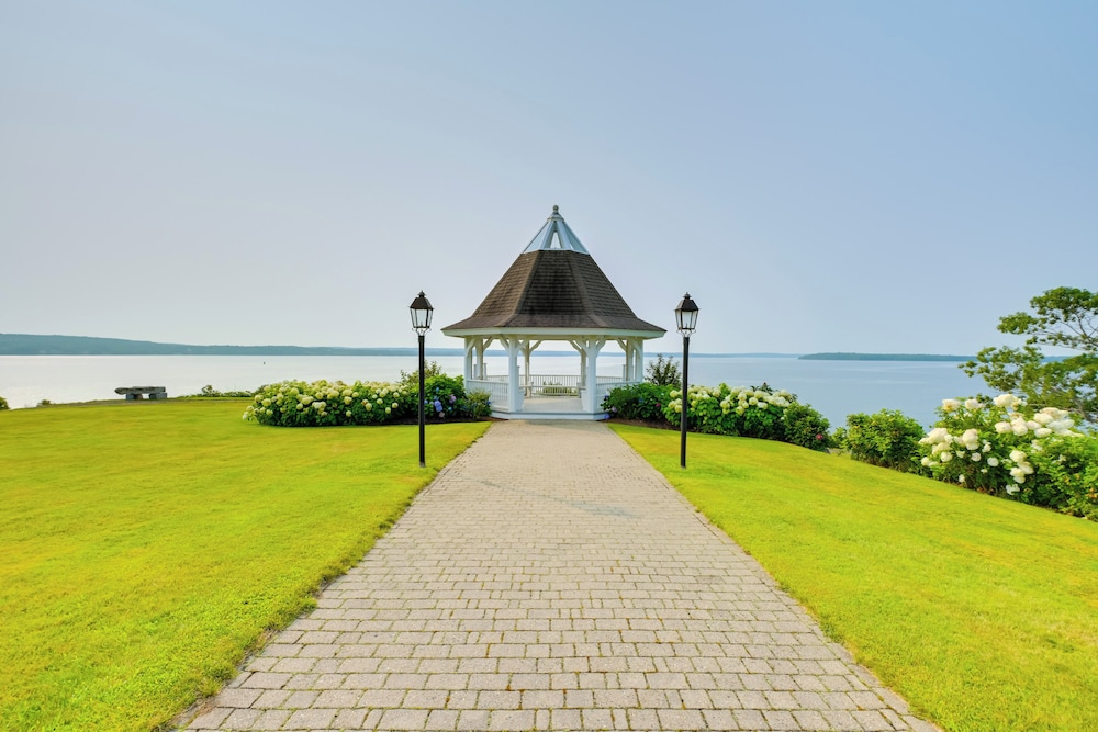 Elegant Oceanfront Maine Estate w Gazebo — hotel in Stockton Springs