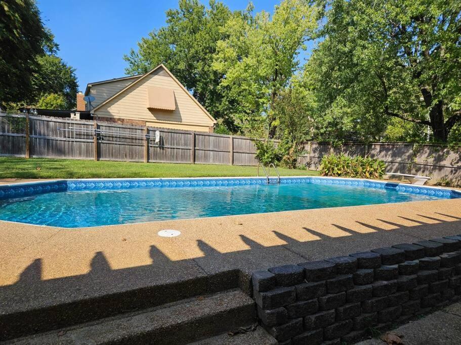 Luxury Pool with King beds Near Shops and Dining in Memphis, United States