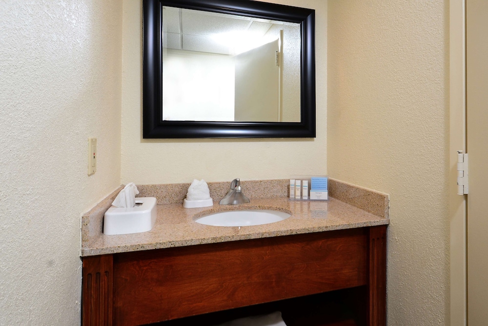 Hampton Inn Raleigh Town Of Wake Forest - photo 25
