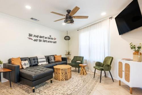 Downtown Pearl Bungalow at Beer Ranch Project — 4-Star Luxury Hotel in Wimberley, United States