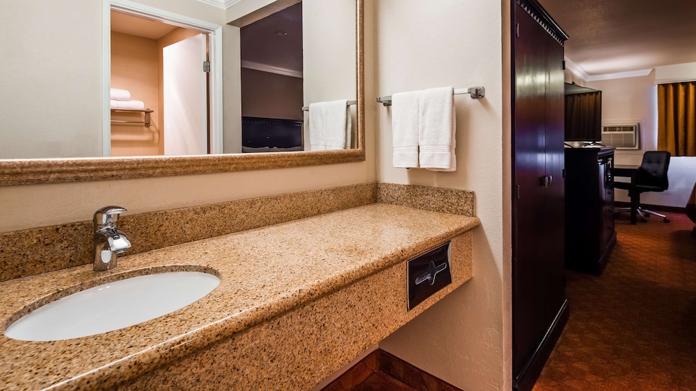 Lompoc Valley Inn and Suites - photo 15