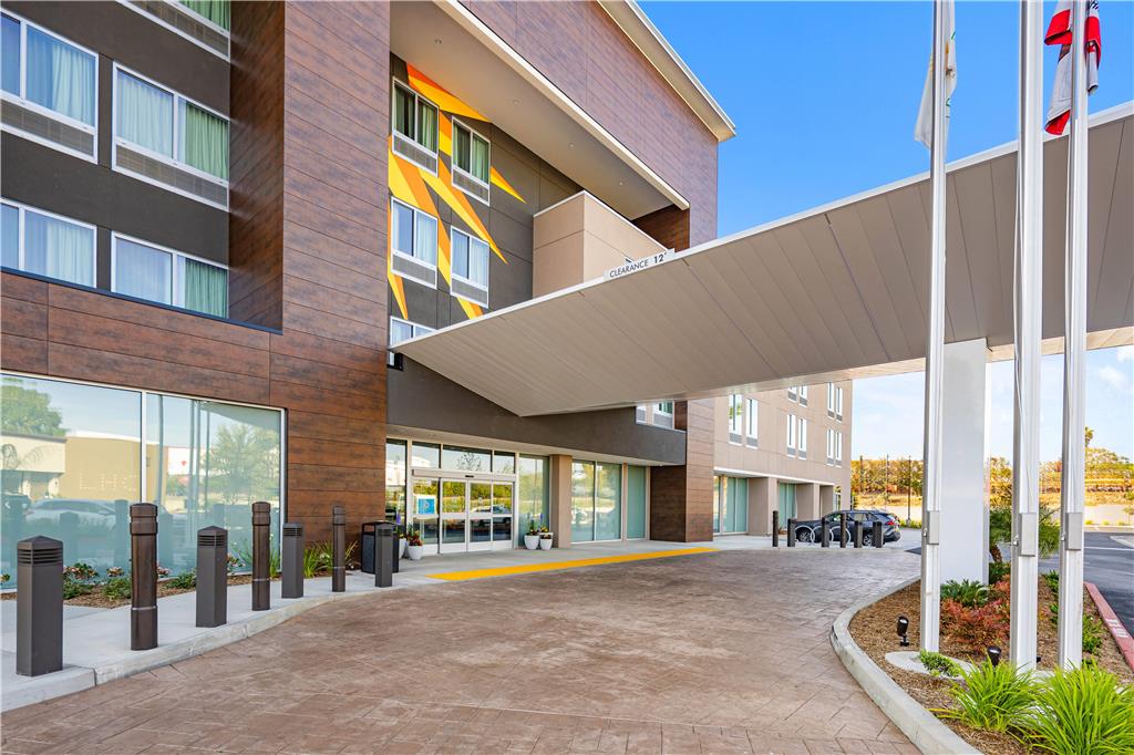 La Quinta Inn & Suites by Wyndham La Habra - photo 4