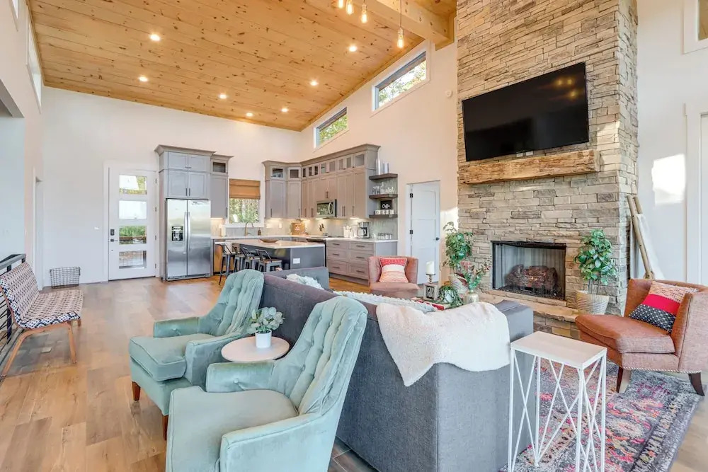 Modern Mtn Cabin with Deck and Views in Blue Ridge — 4-Star Luxury Hotel in Blue Ridge, United States