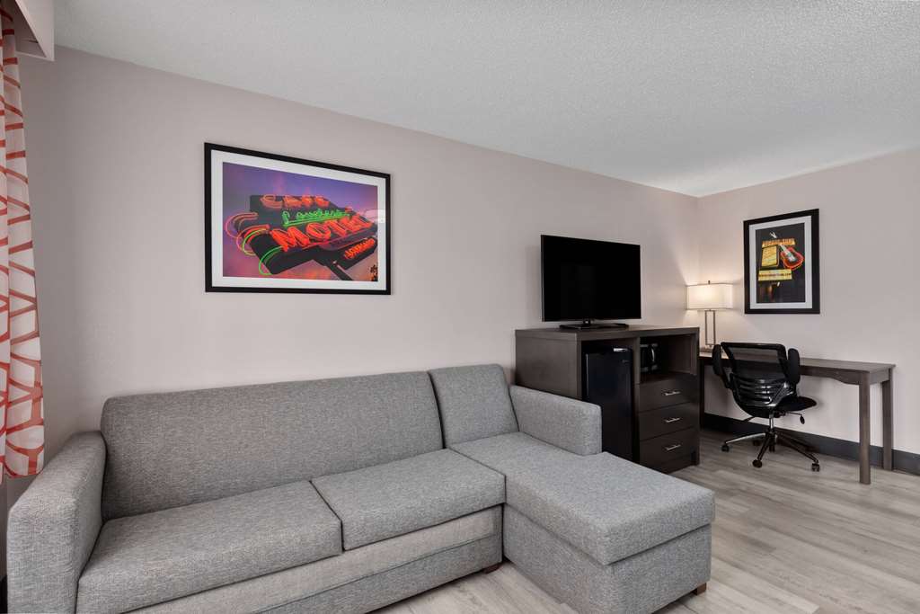 La Quinta Inn & Suites by Wyndham Goodlettsville Nashville - photo 7