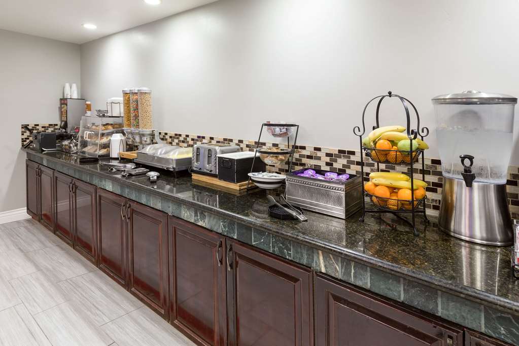 La Quinta Inn & Suites by Wyndham Visalia Sequoia Gateway - photo 13