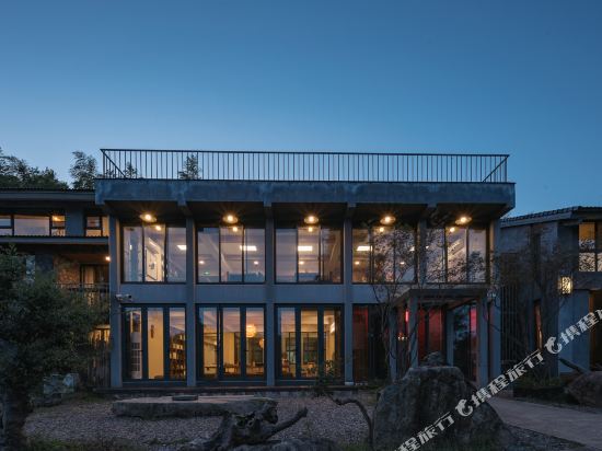 Laishui Creek leisurely mountain residence in Tiantai Chengguanzhen, People's Republic of China