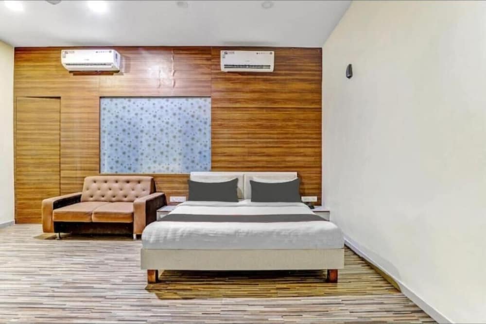 Utsav Galaxy Rooms And Banquet — Surat