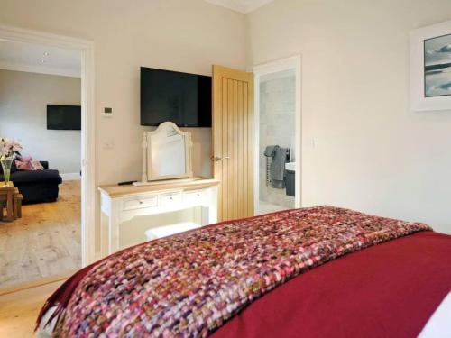 Chic Clock Tower with Gardens Close to Beaches — hotel in Johnston