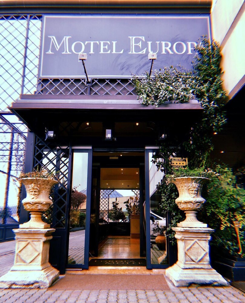 Hotel Europa — 4-Star Luxury Hotel in Palazzolo Sull'oglio, Italy