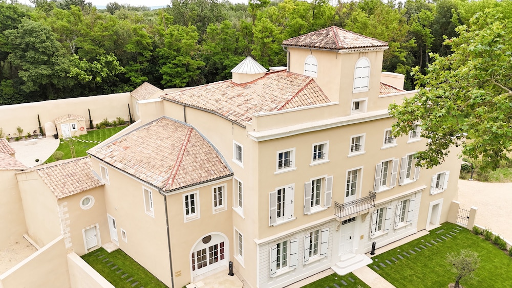 Château de L'Insolas — 4-Star Luxury Hotel in Villeneuve-Les-Avignon, France