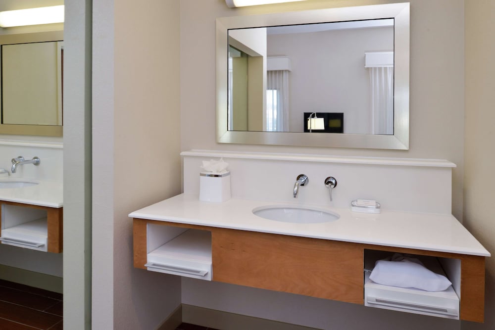 Hampton Inn & Suites by Hilton Lonoke - photo 25