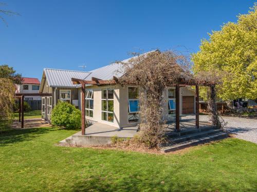Charming on Cherry Wanaka Holiday Home — 4-Star Luxury Hotel in Wanaka, New Zealand