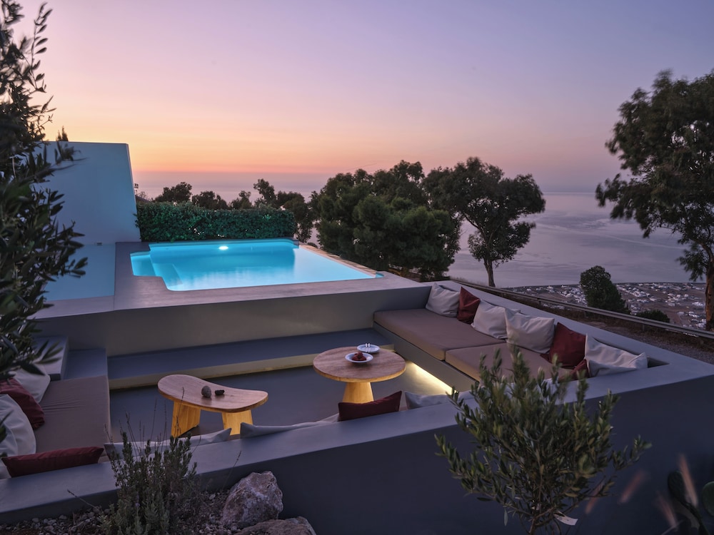 Santorini Heights — 4-Star Luxury Hotel in Pyrgos, Greece