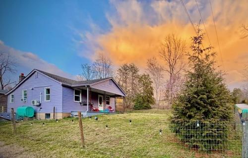 Giggling Creek Cottage BedJet King Sized Gazebo 45 Acres Arcades Nintendo more — 4-Star Luxury Hotel in Henry, United States