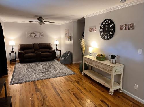 Kid Friendly Townhouse Near Lake & Sports Complex — 4-Star Luxury Hotel in Guntersville, United States