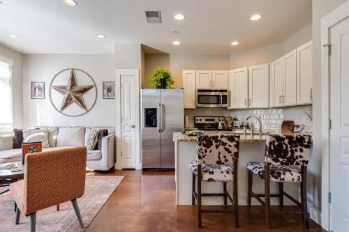 The Celebrity Minutes to Broadway with a Balcony — 4-Star Luxury Hotel in Nashville, United States