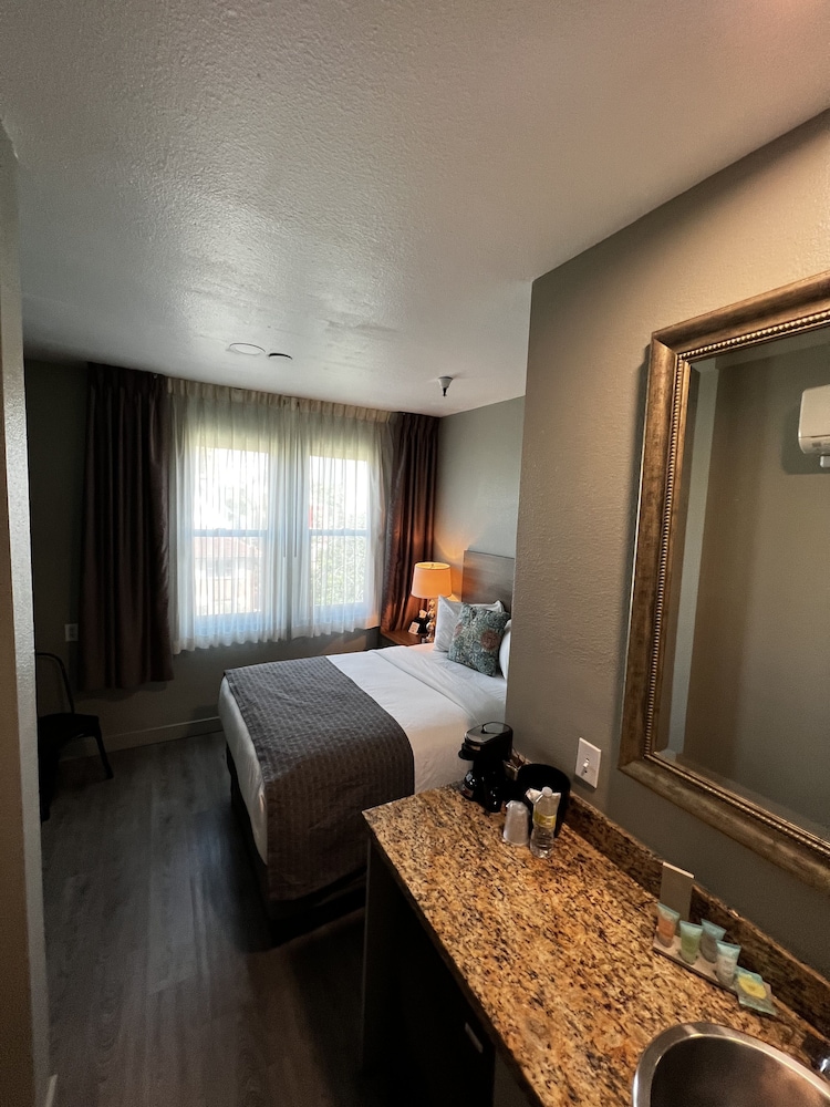 Urban Boutique Hotel - photo 13