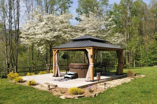 Halfback Ridge Heart Of Maggie Valley Hot Tub Fenced Pet Area Gazebo Views — Maggie Valley