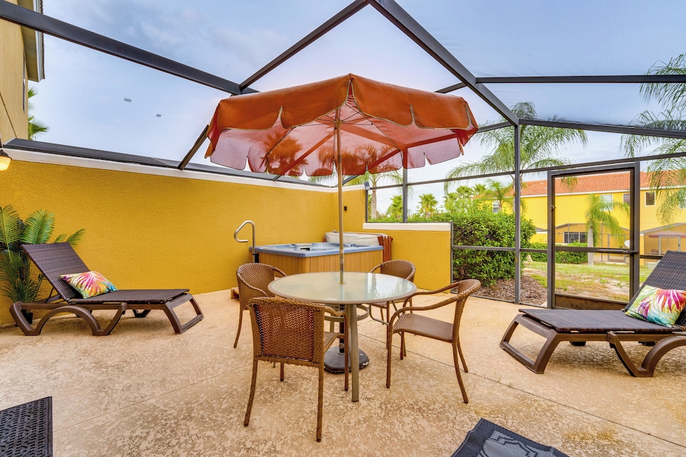 4 Mi to Disney World: Townhome w Hot Tub & Lanai — 4-Star Luxury Hotel in Kissimmee, United States