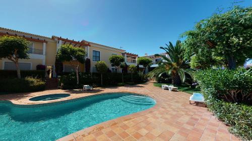 Amazing 2 Bedroom Apartment near beach with pool — 4-Star Luxury Hotel in Lagos, Portugal