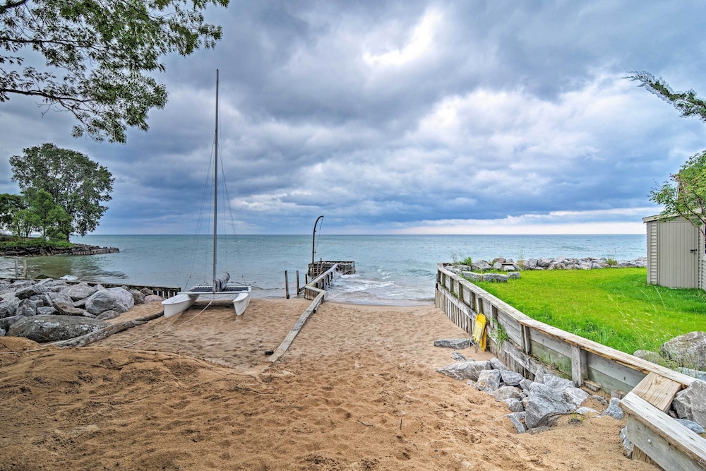 Lake Huron House with Grill and Beach Access — 4-Star Luxury Hotel in East Tawas, United States
