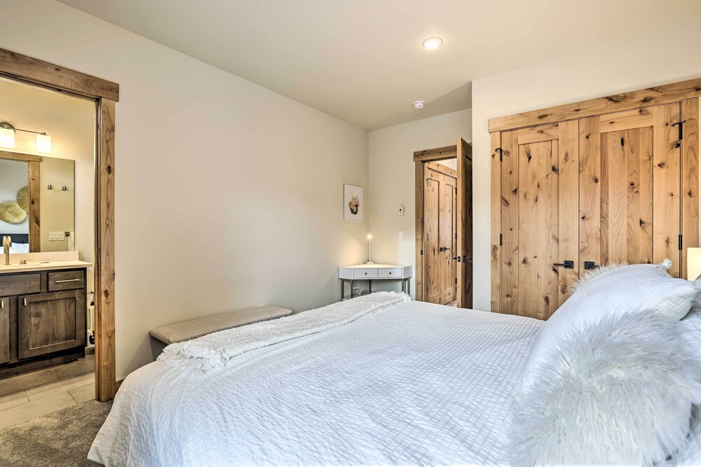Luxe Home with Patio And Pool Access in Silverthorne — 4-Star Luxury Hotel in Silverthorne, United States