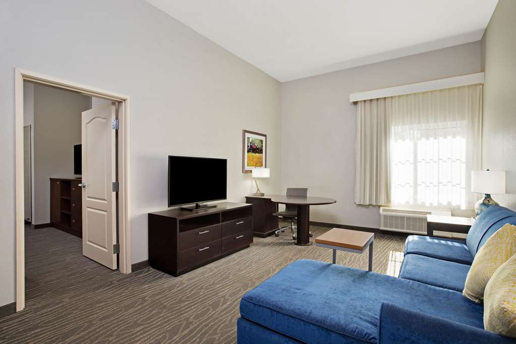 La Quinta Inn & Suites by Wyndham Palestine - photo 27