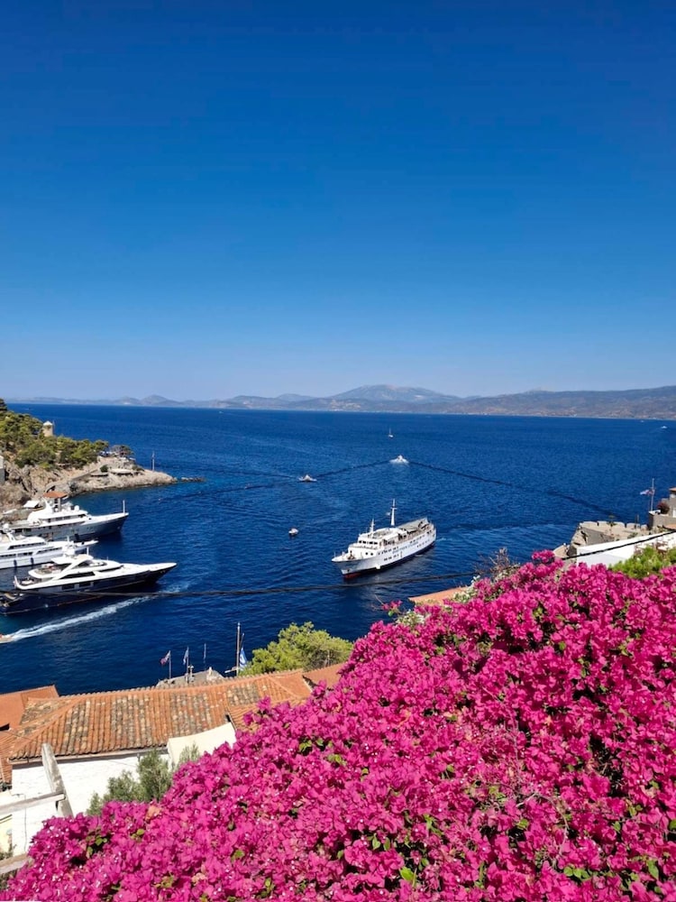 Villa Hydra Estrella — 4-Star Luxury Hotel in Ydra, Greece