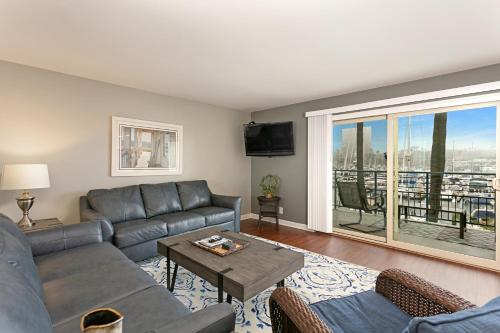210B Harbor Views Short Stroll to Beach Large Balcony Walk to Dining Shops in Oceanside, United States